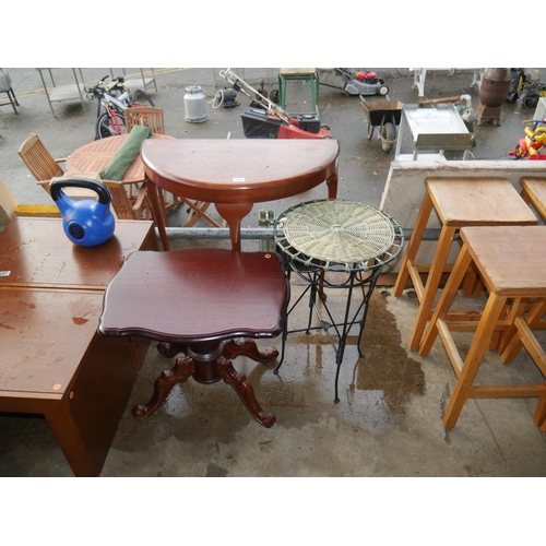 109 - LOT OF OCCASIONAL FURNITURE
