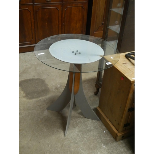 561 - METAL BASED TABLE