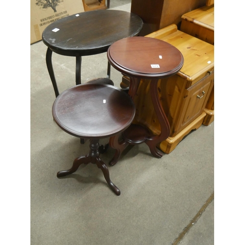 579 - 2 OCCASIONAL TABLES