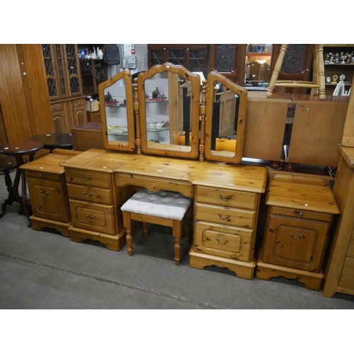 580 - PINE DRESSING TABLE & 2 LOCKERS