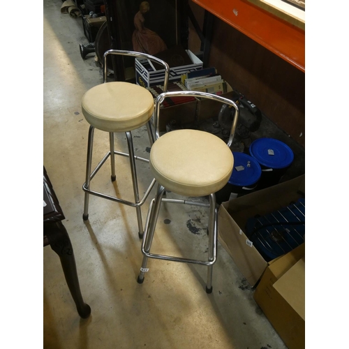 621 - 2 STOOLS