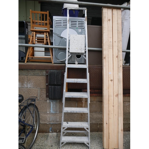 112 - ALUMINIUM STEP LADDER