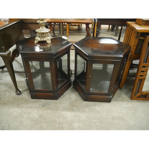 471 - PAIR OF DISPLAY END TABLES