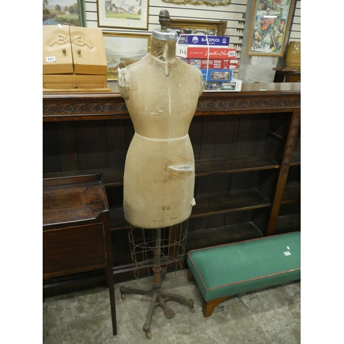 499 - ANTIQUE MANNEQUIN