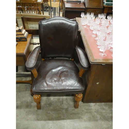 538 - OAK & LEATHER GENTS CHAIR