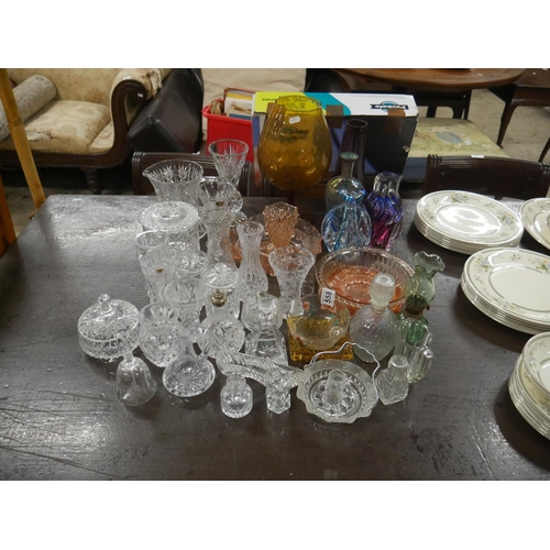 558 - LOT OF MIXED GLASS