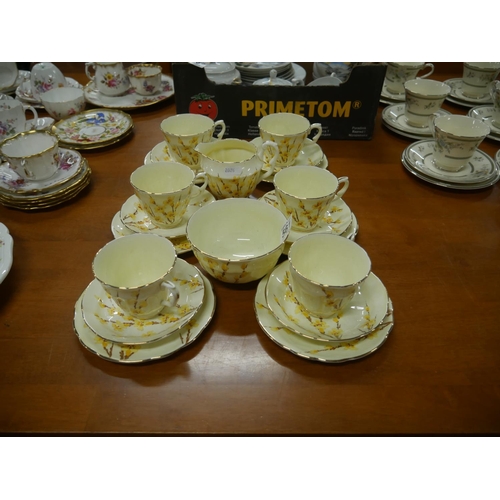 561 - 21 PIECE TEA SET