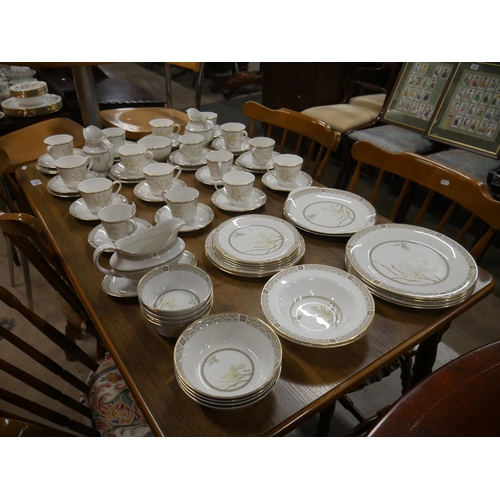 573 - LARGE DOULTON TEA & DINNER SERVICE - WHITE NILE