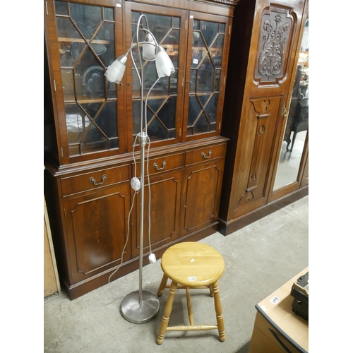 635 - WOODEN STOOL & FLOOR LAMP