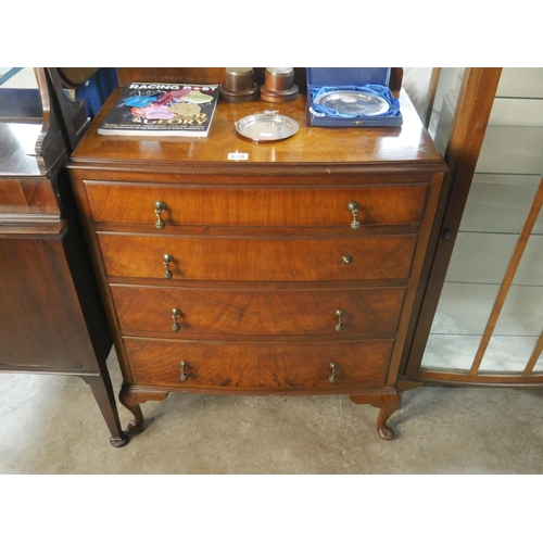 638 - MAHOGANY CHEST OF DRAWERS - BROKEN HANDLE IN DRAWER