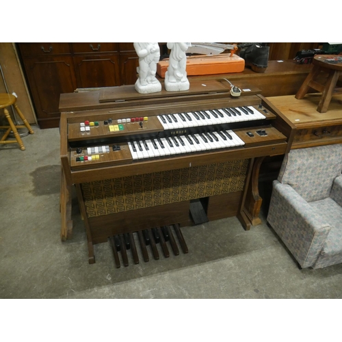 650 - ELECTRIC ORGAN