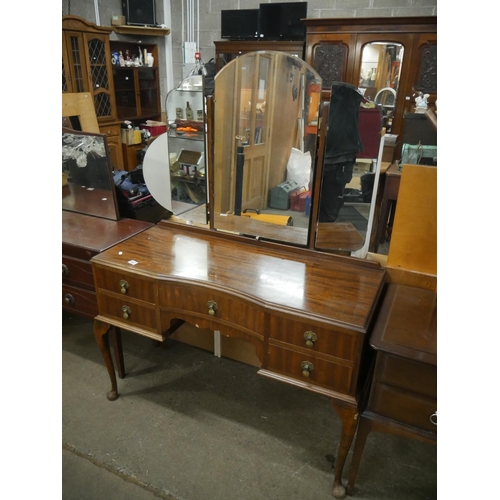 667 - DRESSING TABLE