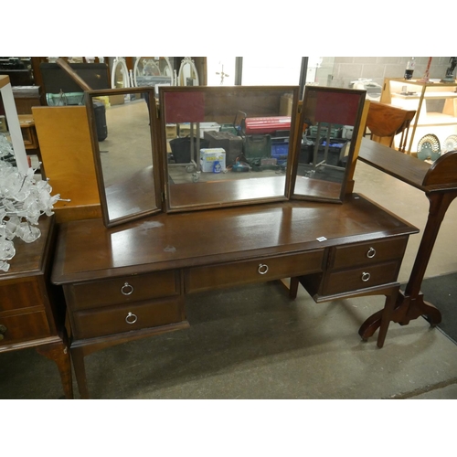 668 - DRESSING TABLE