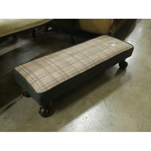 392 - LONG FOOT STOOL