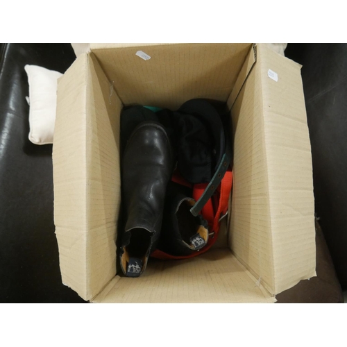 472 - BOX OF EQUESTRIAN ITEMS