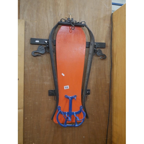 530 - MOUNTED HAMES & SADDLE RACK