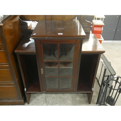 581 - DISPLAY CABINET