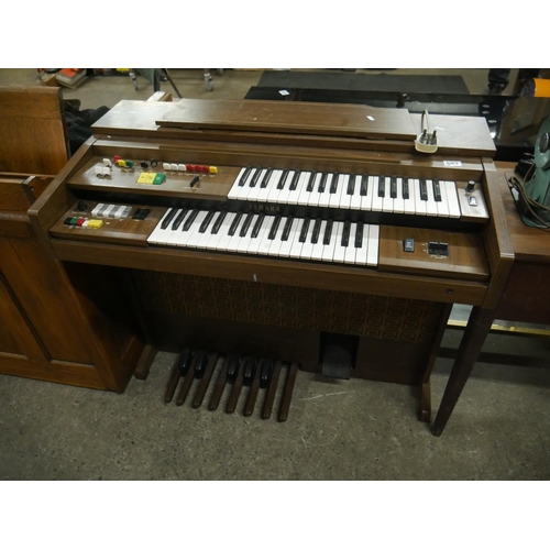 582 - ELECTRIC ORGAN