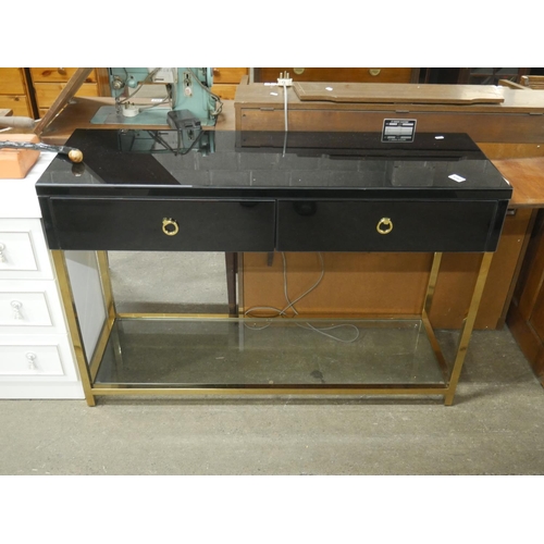 590 - DECORATIVE SIDE TABLE