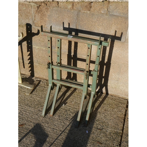 81 - 2 SMALL TRESTLES