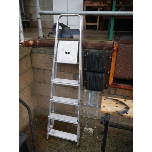 104 - STEP LADDER