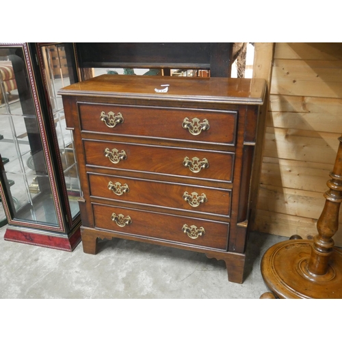 318 - SMALL MAHOGANY BACHELORS CHEST WITH DRAWER