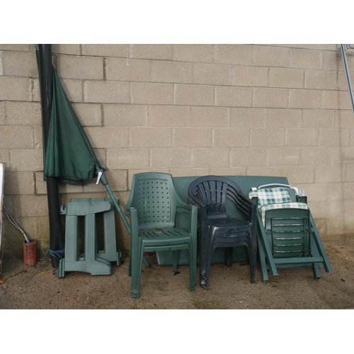 36 - LOT OF GARDEN FURNITURE