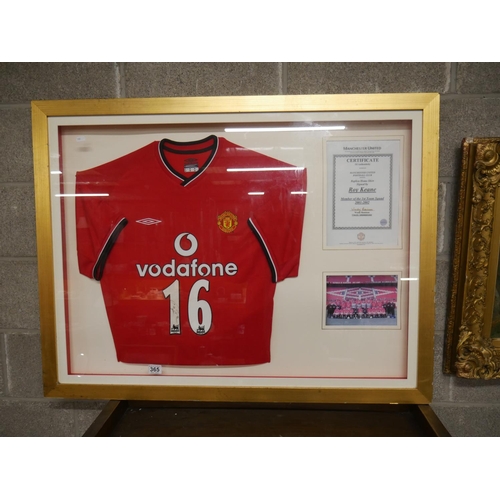 365 - SIGNED ROY KEANE FOOTBALL SHIRT IN FRAME WITH CERTIFICATE