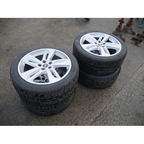 61 - 4 LAND ROVER WHEELS & TYRES