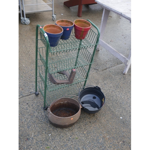 64 - LOT OF GARDEN ITEMS