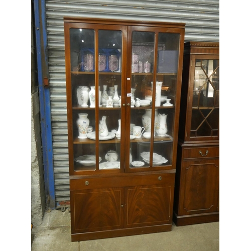 647 - DISPLAY CABINET