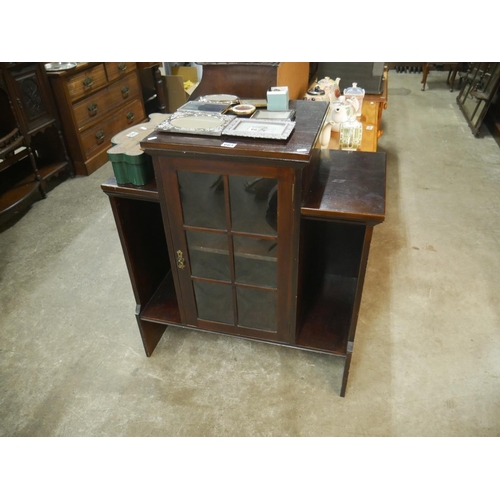 663 - DISPLAY CABINET