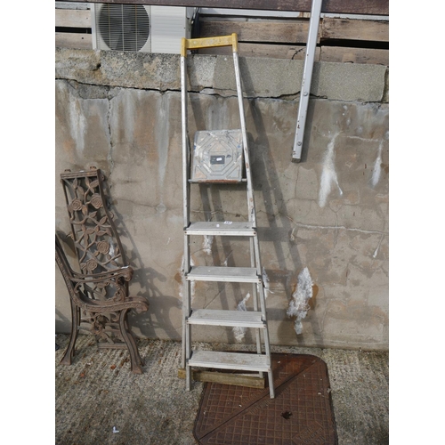 147 - STEP LADDER