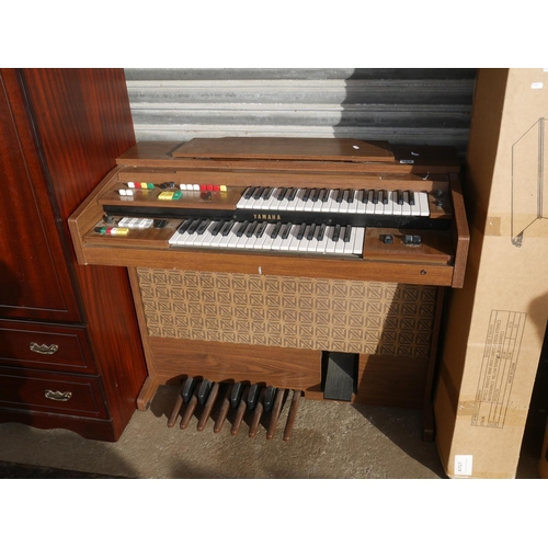 163 - ELECTRIC ORGAN