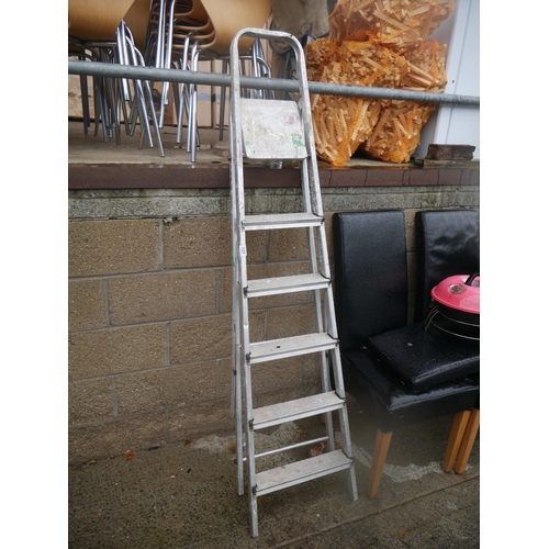 127 - ALUMINIUM STEP LADDER