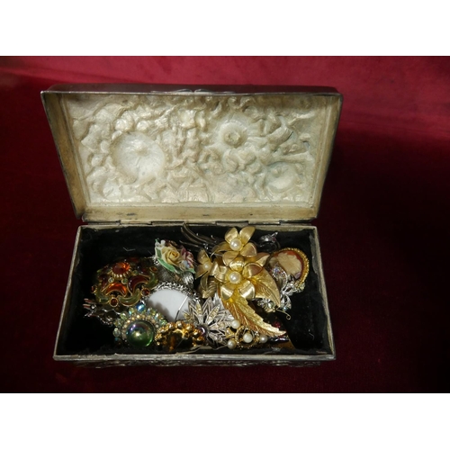 433 - SILVER PLATED JEWELLERY BOX & BROOCHES