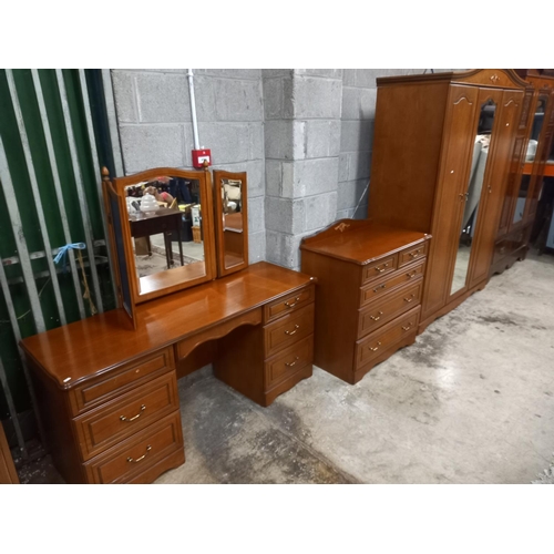 520 - MAHOGANY BEDROOM SUITE COMPRISING OF WARDROBE, CHEST OF DRAWERS & DRESSING TABLE