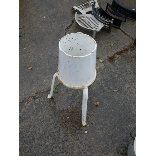 83 - METAL PLANT STAND