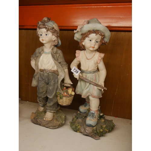 739 - 2 FIGURINES