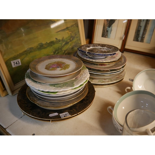 742 - LOT OF PLATES