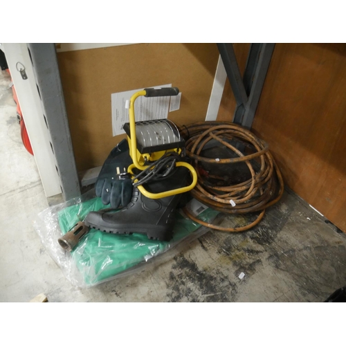 749 - WORK WEAR, FLOOD LAMP & AIRLINE HOSE