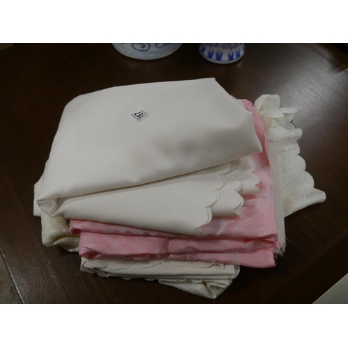 787 - LOT OF TABLE CLOTHS