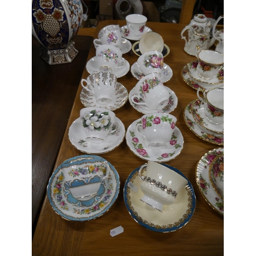 789 - LOT OF MIXED CUPS & SAUCERS