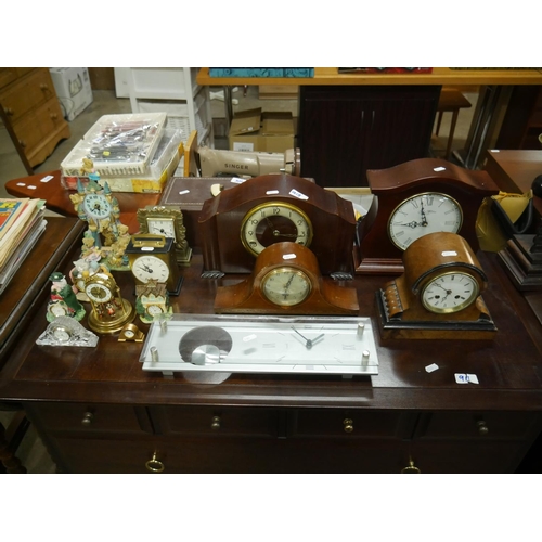 913 - LOT OF CLOCKS