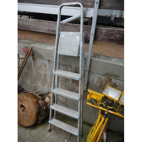 231 - STEP LADDER