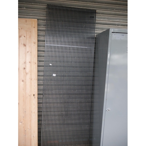 279 - VERTICAL RADIATOR