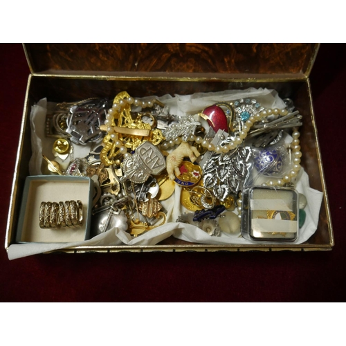 473 - BOX OF VINTAGE BROOCHES ETC