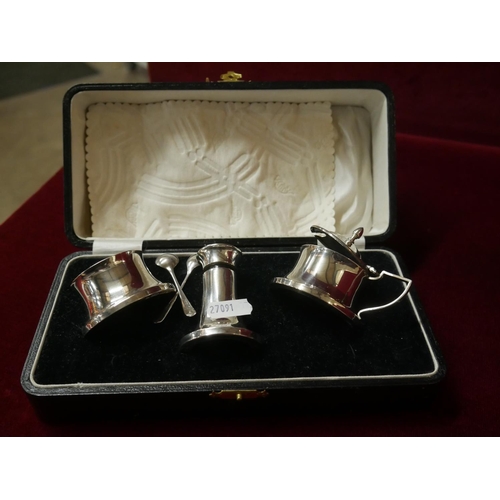 475 - CASED SILVER CRUET SET