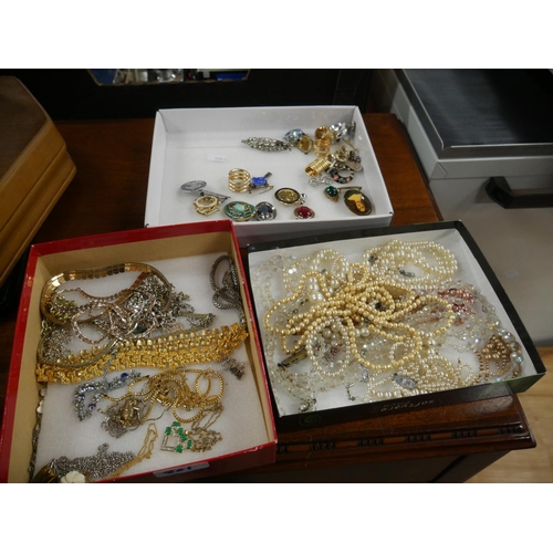 861 - LOT OF COSTUME JEWELLERY