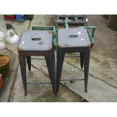 92 - 2 STOOLS